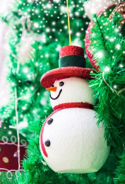 kardan adam Noel ağacı üzerinde