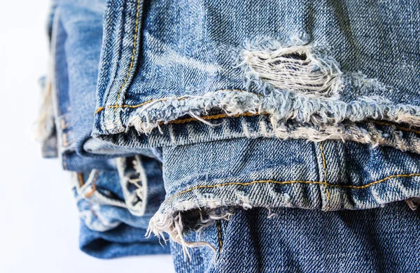 Jeans blu su sfondo bianco — Foto Stock
