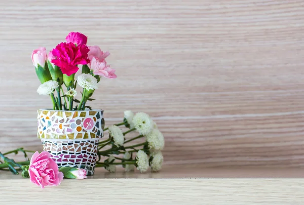 Nelke im Mosaik-Blumentopf — Stockfoto