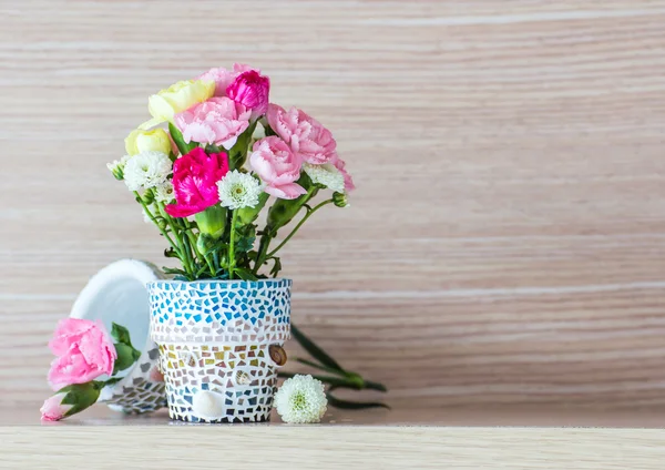 Nelke im Mosaik-Blumentopf — Stockfoto