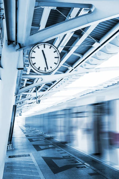 Relógio na estação de skytrain — Fotografia de Stock