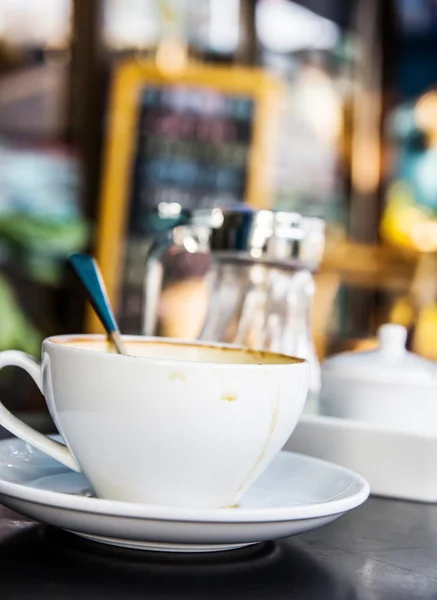 Taza de café vacía en la mesa —  Fotos de Stock