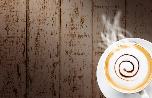 Xícara de café e pires no fundo de madeira — Fotografia de Stock