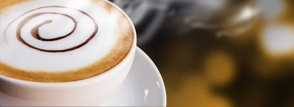 Tazza di caffè e piattino su sfondo bokeh — Foto Stock