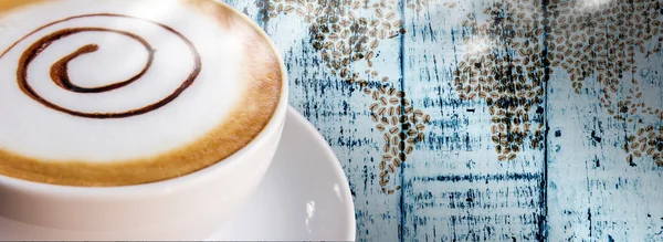 Kahve fincanı ve tabağı vintage ahşap zemin üzerinde — Stok fotoğraf