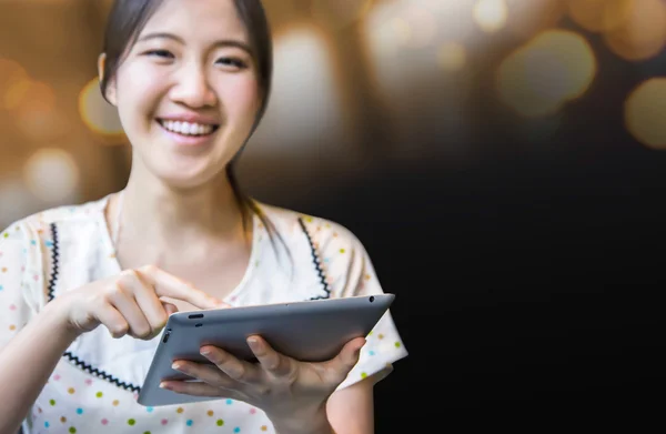 Happy woman using tablet pc — Stock Photo, Image