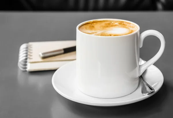 Tazza da caffè e piattino sul tavolo — Foto Stock