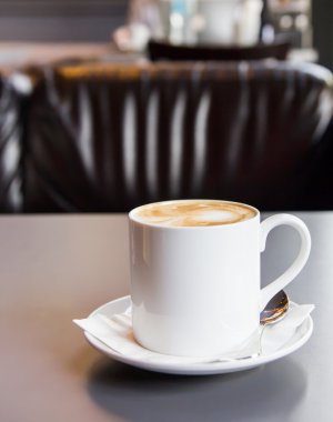 Kahve fincanı ve çay tabağı masanın üstünde.