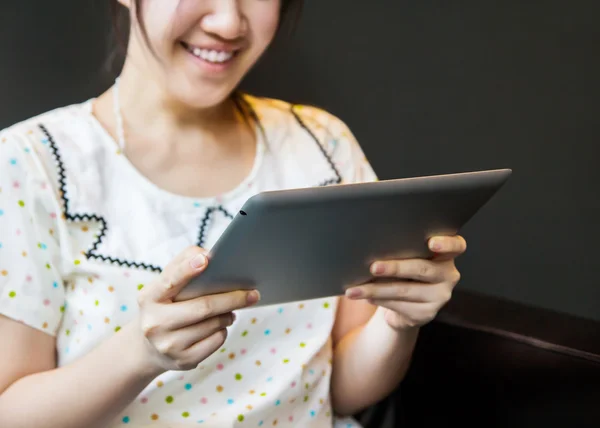 Mulher feliz usando tablet pc — Fotografia de Stock