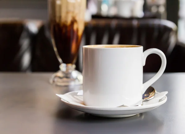 Filiżanka kawy i spodek na stole — Zdjęcie stockowe