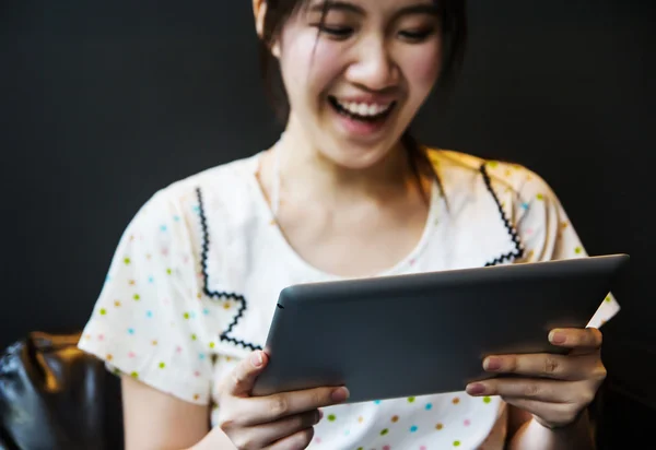 Mulher feliz usando tablet pc — Fotografia de Stock