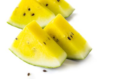 Beyaz arkaplanda sarı karpuz