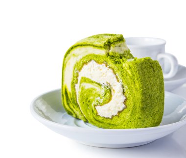 beyaz zemin üzerine yeşil çay rulo pasta