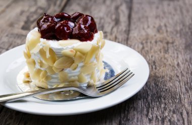 Kirazlı peynir keki