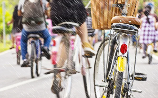 Faire du vélo un jour de pluie — Photo