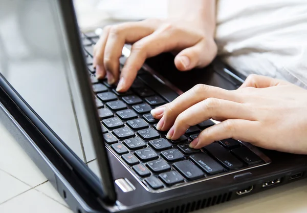 Woman hands typing on laptop keyboard — Stock Photo, Image