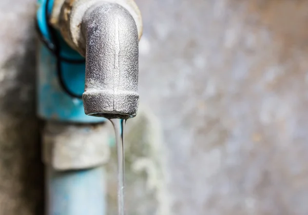 Defekter Wasserhahn — Stockfoto