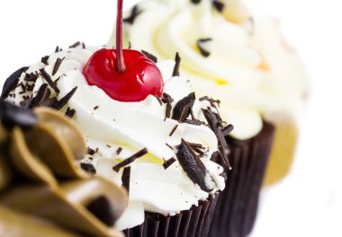 beyaz zemin üzerine cupcakes