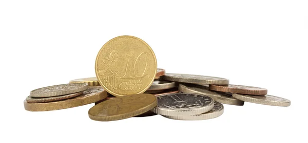 Euro mince na bílém pozadí s jinými mincemi — Stock fotografie