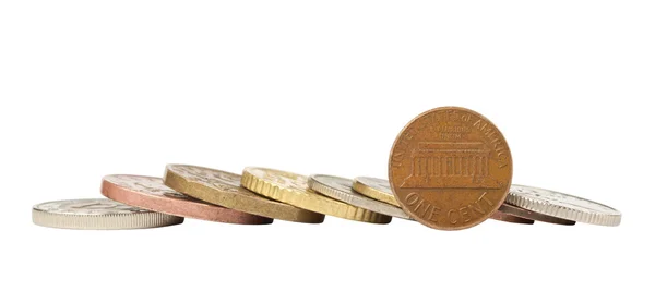 Ein-Cent-Münzen und andere Münzen isoliert — Stockfoto