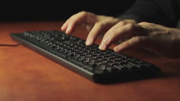 Duwen toetsen op het toetsenbord van de computer — Stockvideo