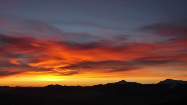 Time lapse amanecer en las montañas — Vídeo de stock