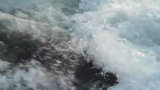 Водний потік на річці — стокове відео