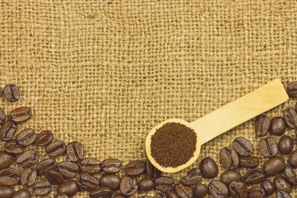 Kawy mielone w łyżka nasion kawy — Zdjęcie stockowe