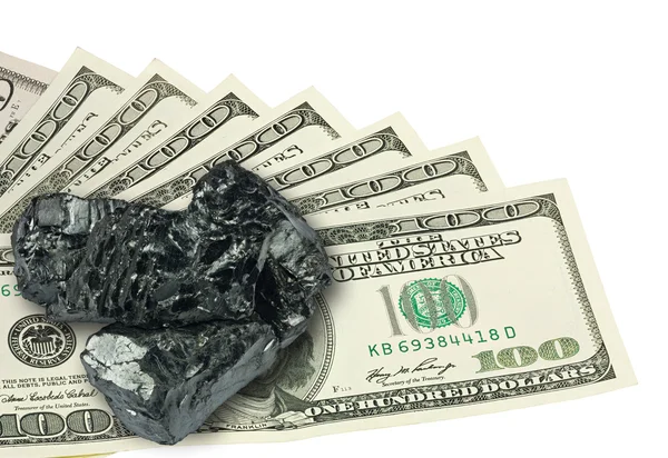 Billete de cien dólares y carbón crudo encima — Foto de Stock