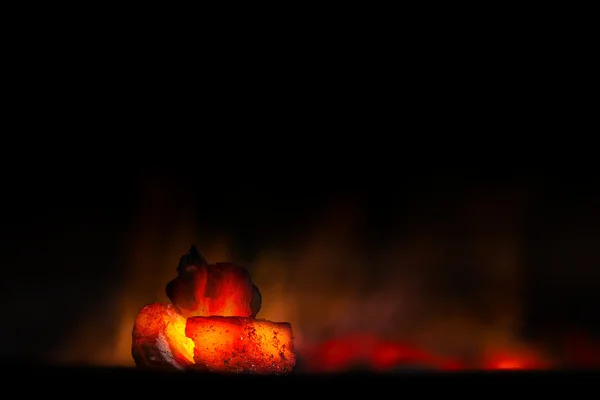 Houtskool met vuur op zwarte achtergrond — Stockfoto