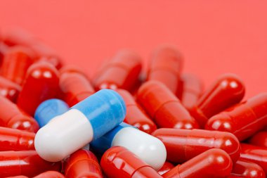 mavi ve beyaz arka plan kırmızı hap hapları