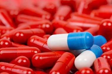 mavi ve beyaz arka plan kırmızı hap hapları