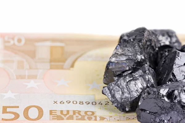 Banconota da 50 euro con pepite di carbone grezzo — Foto Stock