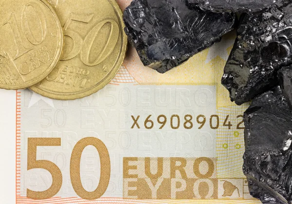 50 euro banknot euro coins ve ham kömür nuggets — Stok fotoğraf