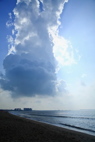 Nuvens e praia — Fotografia de Stock