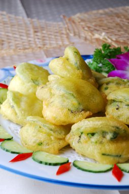 Kızarmış alan nane yaprakları