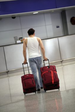 Havaalanındaki yolcu.