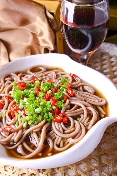 Comida na China. Macarrão de trigo mourisco — Fotografia de Stock