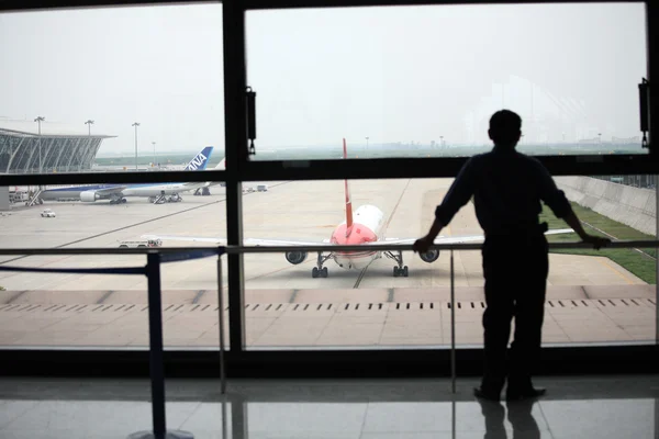 La silhouette d'un aéroport — Photo