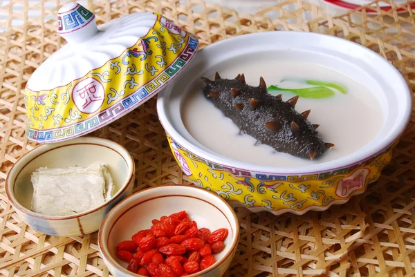 Nourriture en Chine. limace de mer et baies de loup — Photo