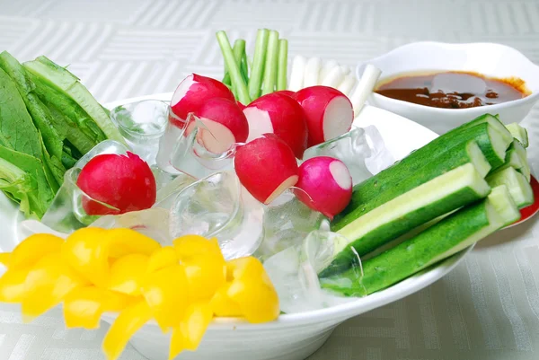 Їжа в Китаї овочі отримують послугу солодкого соусу — стокове фото