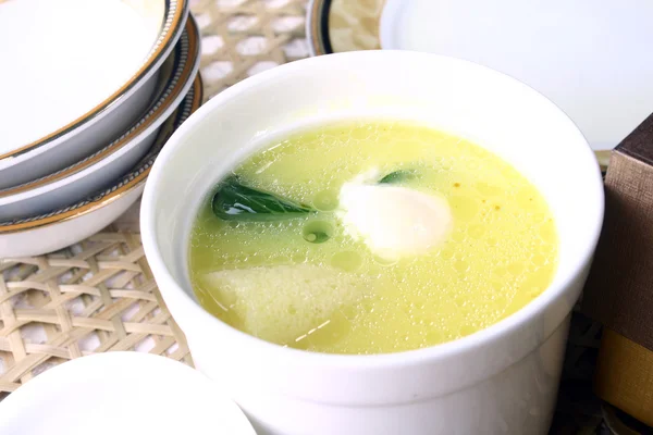 Еда в китайском - суп из грибов и голубиных яиц — стоковое фото