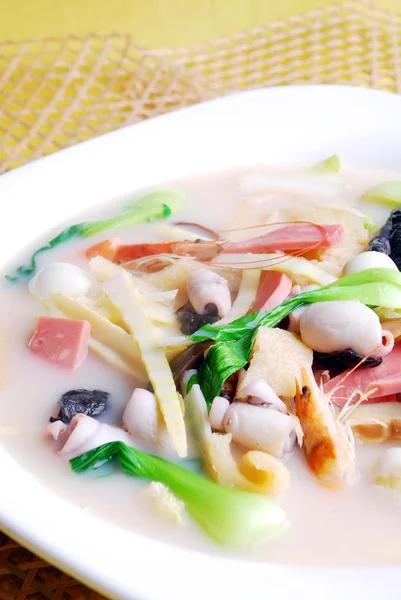 Еда в Китае - бамбуковые побеги и кальмаровый суп — стоковое фото
