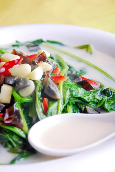Comida en sopa de huevo y espinacas en conserva de China —  Fotos de Stock