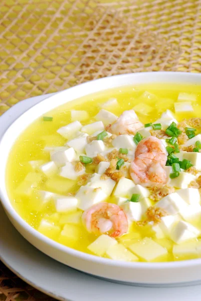 Nourriture dans la soupe chinoise de tofu et de crevettes — Photo
