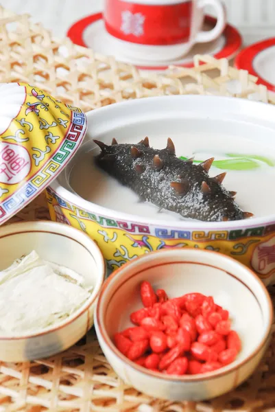 China deliciosa comida mar babosa y bayas de lobo — Foto de Stock