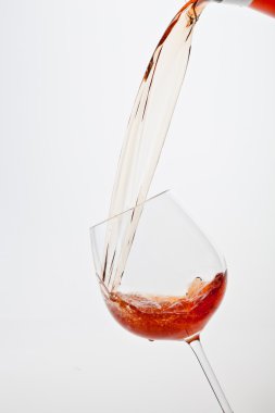 şarap dökülüyor.