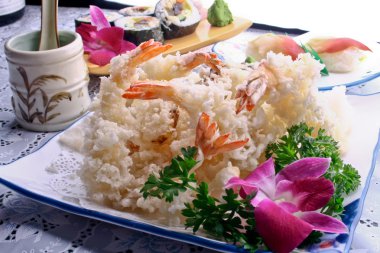 kızarmış karides ve sushi