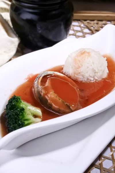 Κίνα νόστιμο φαγητό αυτιού της θάλασσας και ρύζι — Φωτογραφία Αρχείου