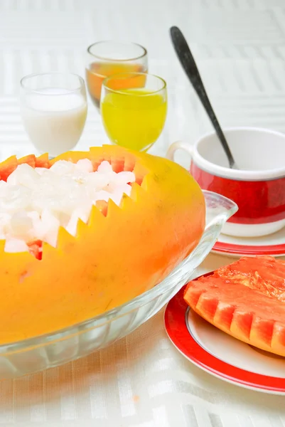 Фарфор вкусная пища - папайя и креветки — стоковое фото